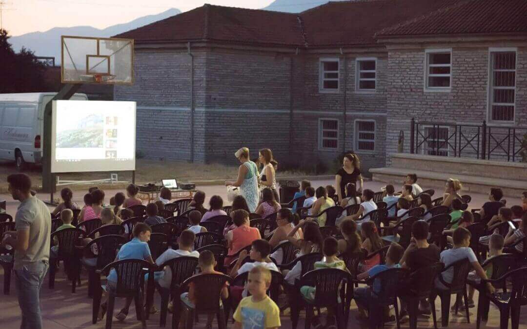 Θερινό σινεμά στο σχολείο της Δερβιτσάνης